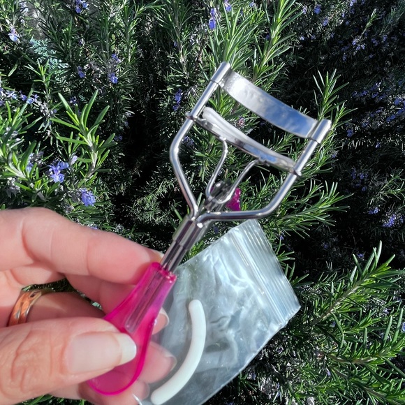Lash curler in pink blue or purple with extra lash protector FREE W/$50 purchase - Picture 5 of 6